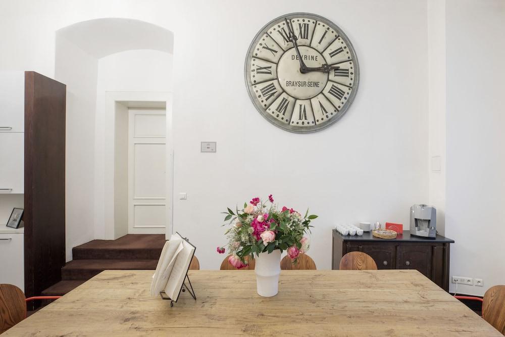 Casco Antiguo Square Y Residencia 5*